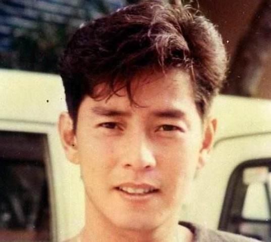  背心|69岁谭咏麟近照罕曝光！穿贴身背心胸肌壮硕，年近古稀仍高大威猛