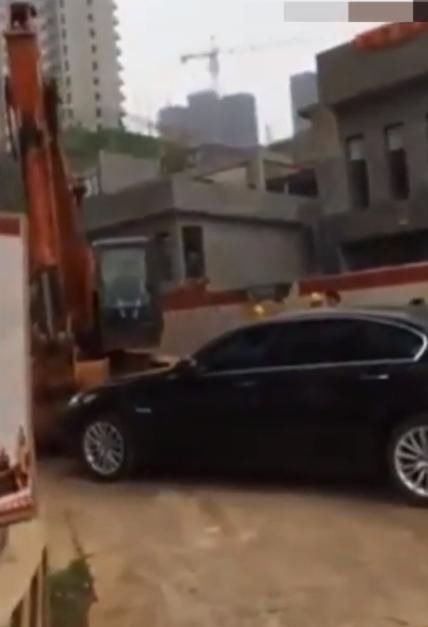  宝马车|工地禁止停车，宝马车主当场讽刺，工地老板命令挖掘机“开道”
