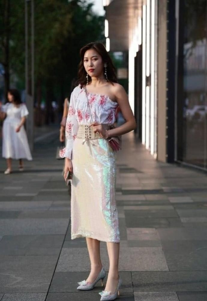 美女|路人街拍,美女搭配银亮色的裙子,宛如大家闺秀