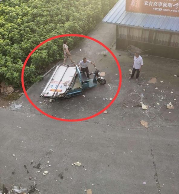  车祸|货车遭遇车祸，7吨猪肉被哄抢！连车门都被拉走了