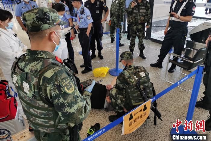 机场|武警哨兵第一时间制服一冲闯浦东机场安检门男子