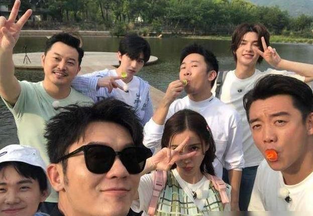  Baby|Baby偷走蔡徐坤鞋垫，谁注意鞋垫厚度了？真实身高一目了然