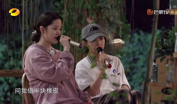  干活|《向往的生活》欧阳娜娜唱歌时，许光汉一边干活一边偷看，有点甜