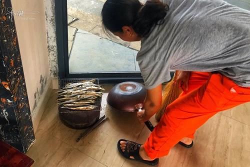 传统|千岛湖当地比较传统的“烤鱼干”,原来是这样“烘”出来的