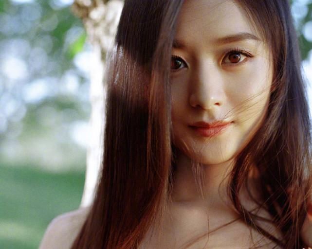  露背|赵丽颖有多放飞自我？“露腰、露背”礼服显瘦，确意外暴露短板！