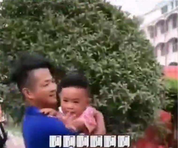  帮忙|孩子大喊“救命”，周围却无一人上前帮忙，看完把大牙都笑掉了