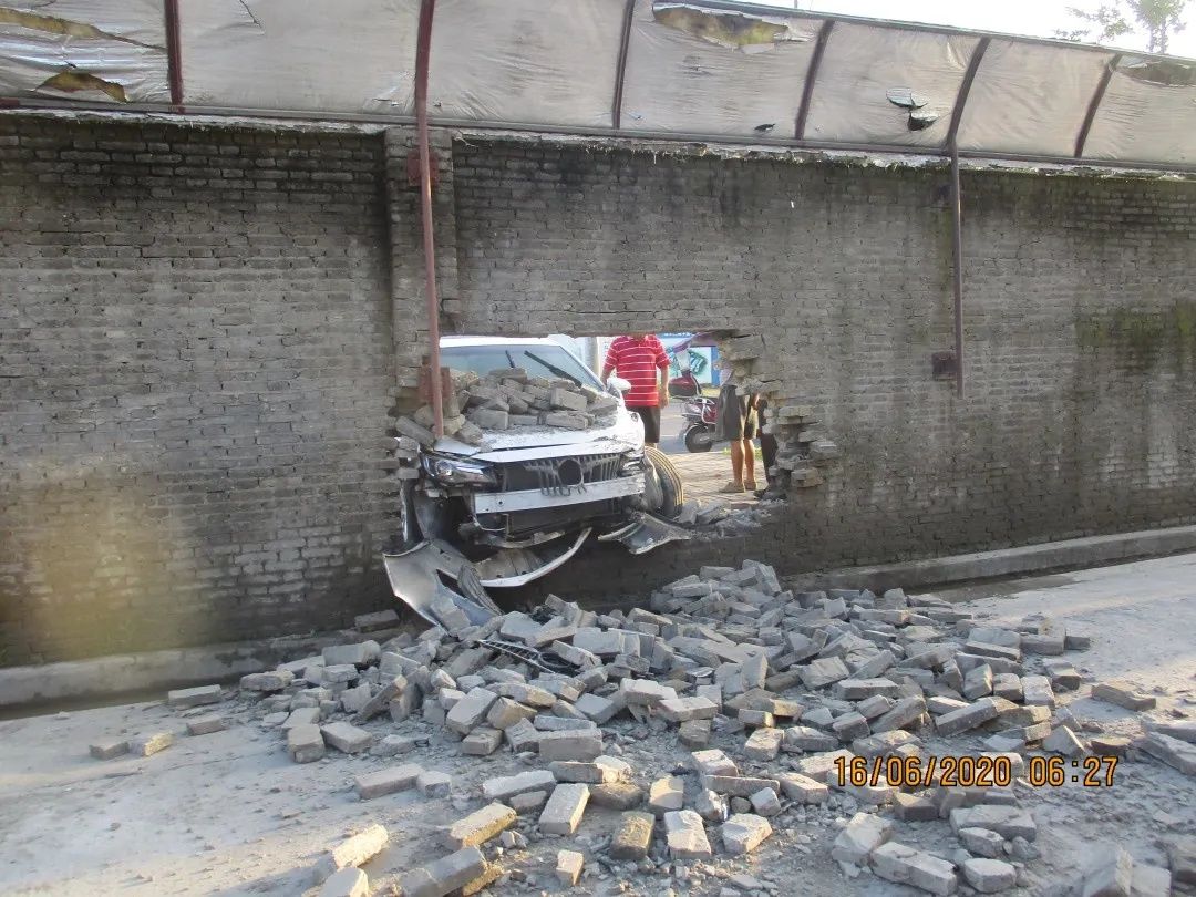  路上|上班路上开车打电话致同事被撞伤，警方却发现肇事男子昨天就已辞职，一查竟是蹲守一晚的蓄意报复