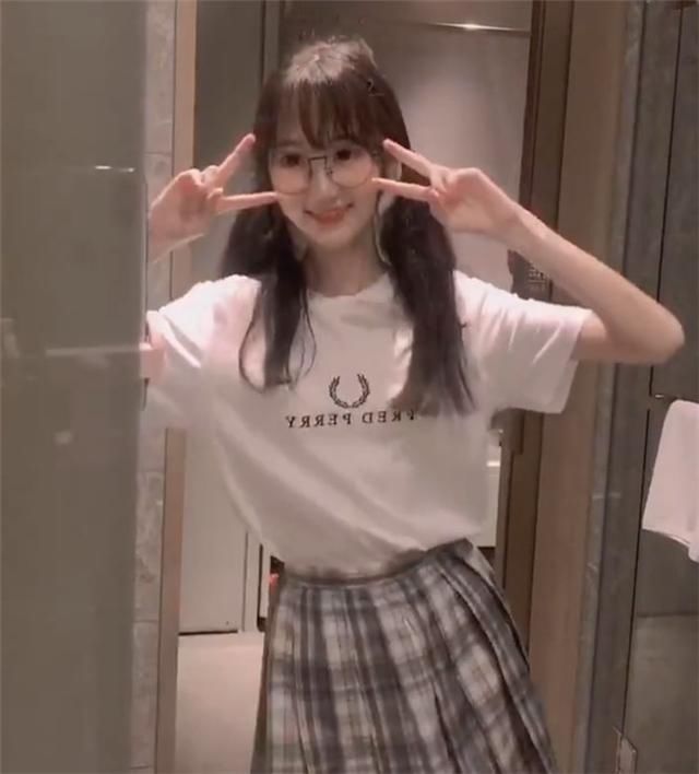 助威|难怪德华气得痛苦面具！赖神家有娇妻助威，瓜妹JK白丝腿吸睛