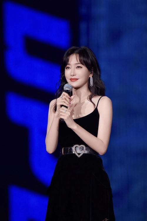  气质|41岁秦岚近照曝光，如今的她褪去保守，气质热辣奔放，妩媚迷人