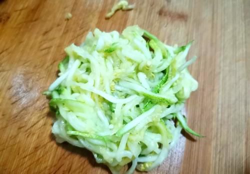 上桌|明日立秋,这道素饼给家人吃,一拌一煎上桌块,外酥里嫩,很美味