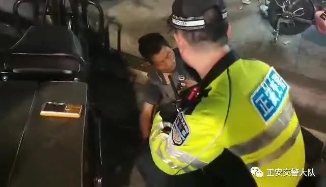  发现|正安：七旬老人醉倒街头 交警发现及时救助