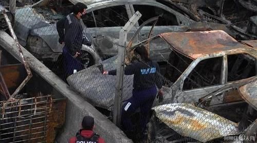 纵火|阿根廷司法停车场内,43辆汽车被人纵火烧毁