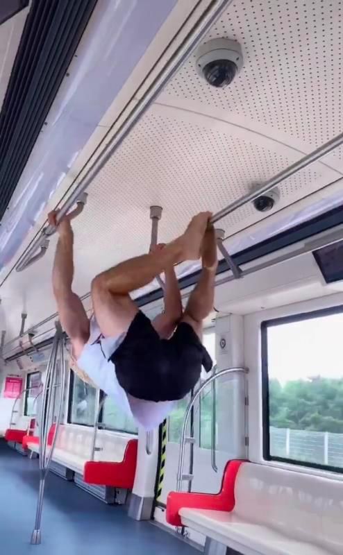  这事|年轻情侣在地铁三号线上干这事，还拍视频发到网上，网友怒了