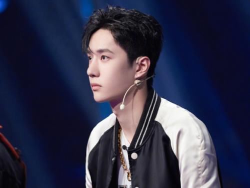  王一博|王一博新综来袭，嘉宾阵容很强大，而虞书欣却携手“舅舅”加盟