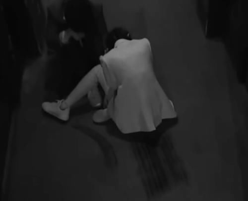  睁眼|《密室大逃脱》邓伦胆小再升级，被吓到不敢睁眼，把杨幂拖了一米远