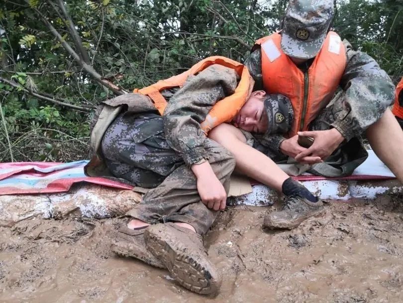 官兵|【青分享】多支部队的7000余名官兵正在第一线参加抗洪抢险任务