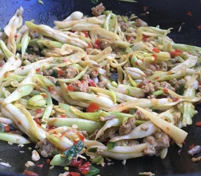  天热|天热就做这菜，简单炒炒就出锅，老人孩子都爱吃