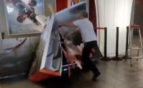  电影院|《花木兰》放弃上映！戏院老板怒砸刘亦菲海报发泄，网友：理解