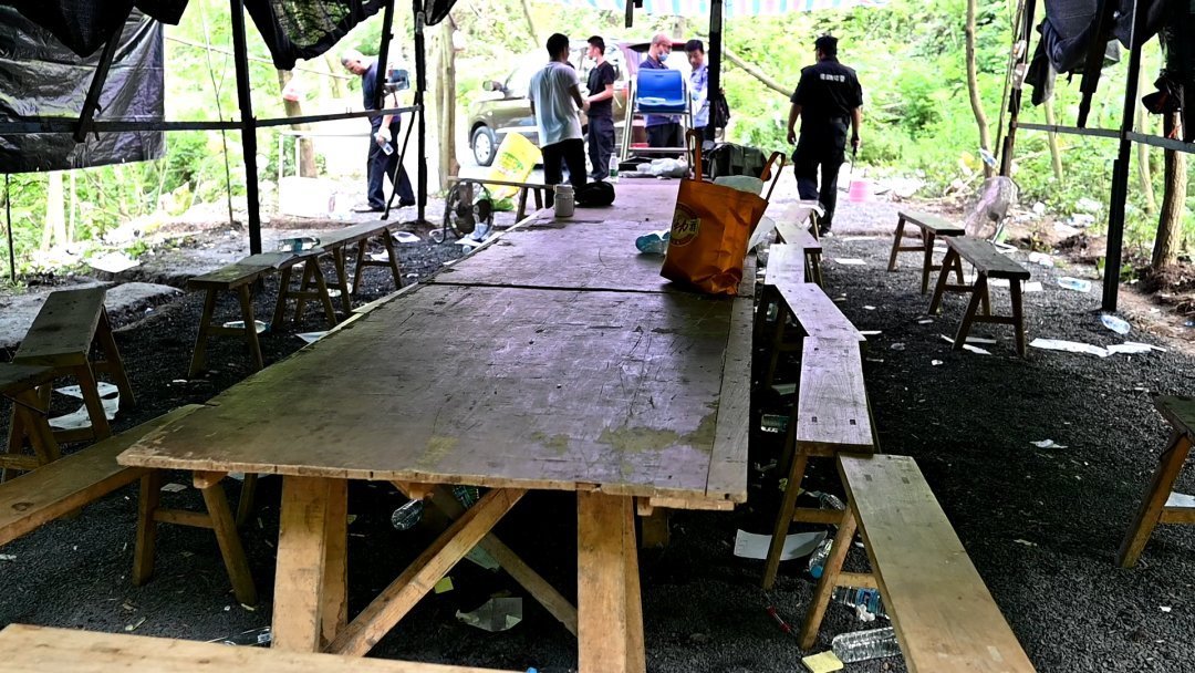 当场|躲进山林干这事无人机+100余名民警出动当场抓获42人