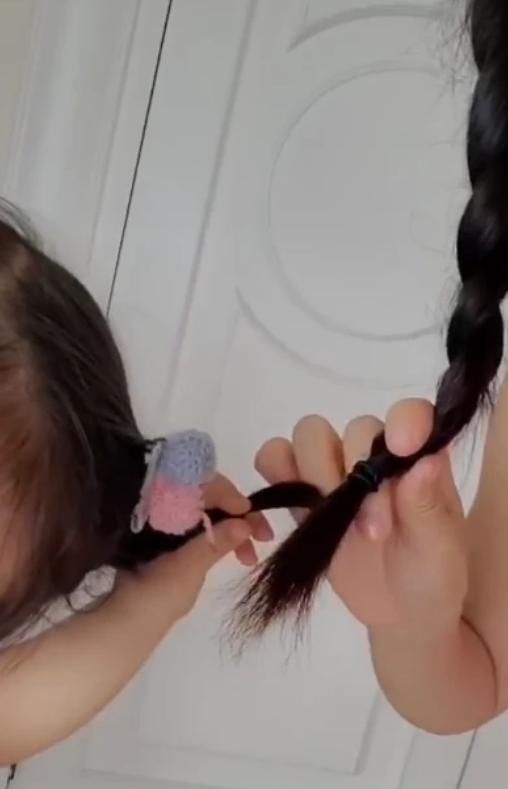 散步|谢娜带女儿散步,跳跳俏俏高情商答出“回家的路”,老母亲被暖化