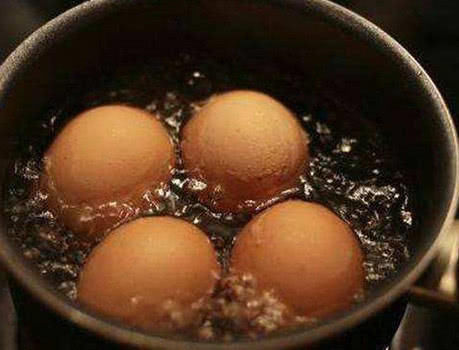 剥皮|煮鸡蛋时,直接下锅煮就错了,多加这1步,鸡蛋又香又嫩还易剥皮