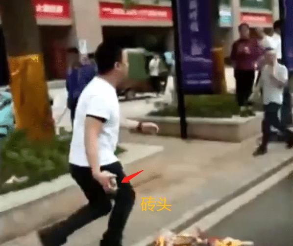 门口|本田停车堵门口,暴躁业主直接砸车,路人都说砸得好