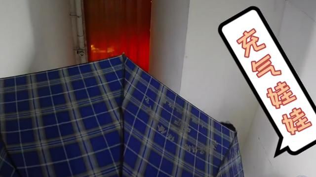 用品|四个小伙凌晨狂砸成人用品售卖机,盗走物品兴奋离开,最后均被捉拿归案