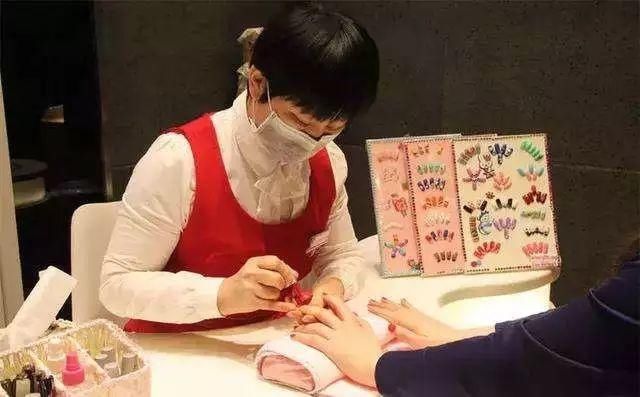 海底|“海底捞的服务到底有多神奇”哈哈哈……终于能让外国友人也感受下了