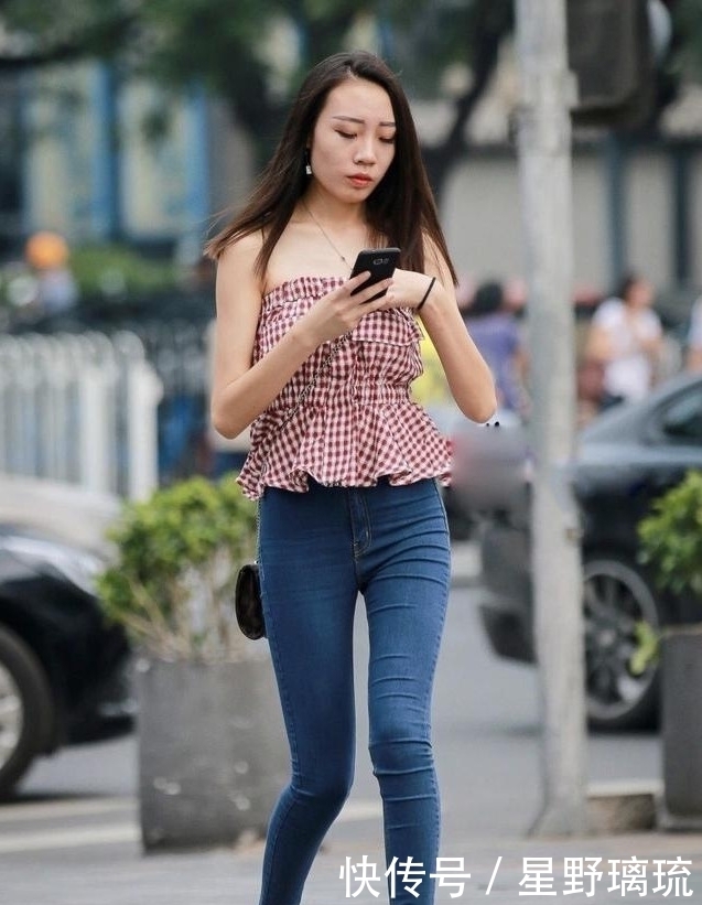 女性|粉色格子露肩衣搭配蓝色牛仔裤，甜美时尚，尽显女性魅力