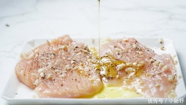 多汁|鸡胸肉又老又柴吃不下?试试这样做,鸡胸肉鲜嫩多汁,成抢手货