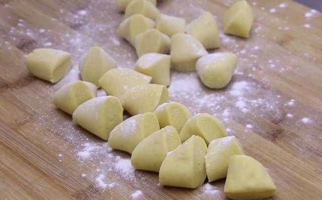 煮熟|做玉米粉最好的方法是把它煮熟,用大手擀,十分钟后煮熟。你吃得越多,越香