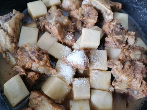 秋季|炖排骨别总放土豆，它才是“绝配”，味道鲜美又补水，秋季别错过