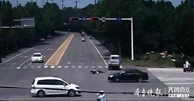  电车|监控拍下！老人骑电车撞上三轮严重受伤，救助基金来“救急”