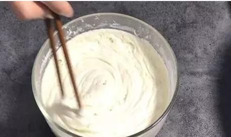 好吃|北方人最爱的糕点,搅一搅蒸一蒸,撒上葡萄干,比发糕好吃10倍