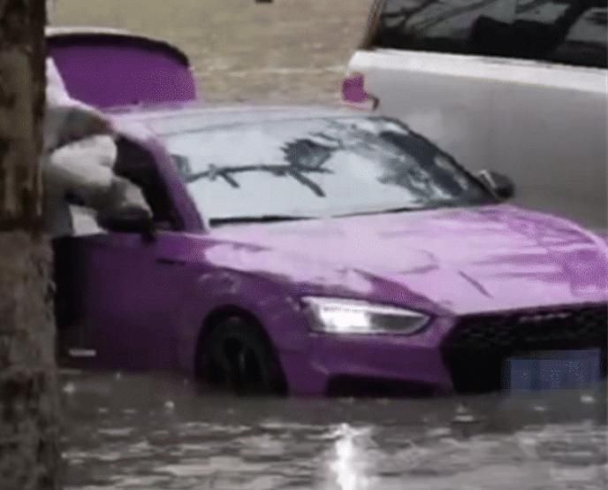 积水|奥迪开进积水熄火,小伙怕女友湿鞋上演爱的抱抱,网友:太甜了吧