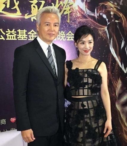 曝光|50岁张庭无美颜状态曝光，觉小肚子凸显后竟拉了个胖姑娘对比