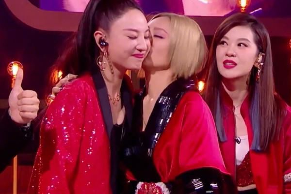  脸上|乘风破浪姐姐二公舞台，宁静口红色号成赢家？郑希怡脸上留黑唇印