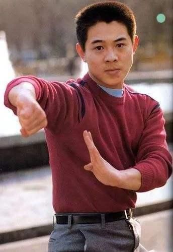 黄秋燕|李连杰见利智第一眼,转身就抛弃了哺乳期的妻子,此生有负黄秋燕