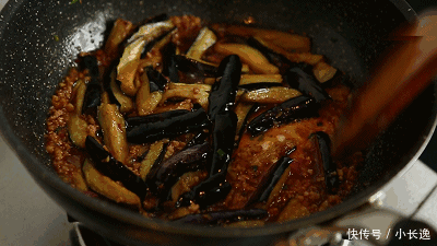 茄子的时|炒茄子先放油是不对的!饭店大厨:茄子不油腻不发黑,有诀窍