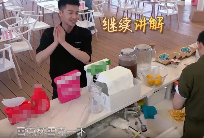 糟糕|赵丽颖《中餐厅》把刨冰吐回碗里，边数钱边吃饭，生活习惯太糟糕