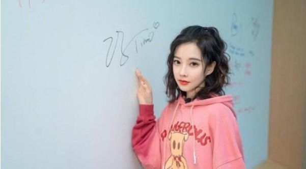  参加|冯提莫联合众大牌明星参加江苏卫视综艺节目，观众：当家小花旦！