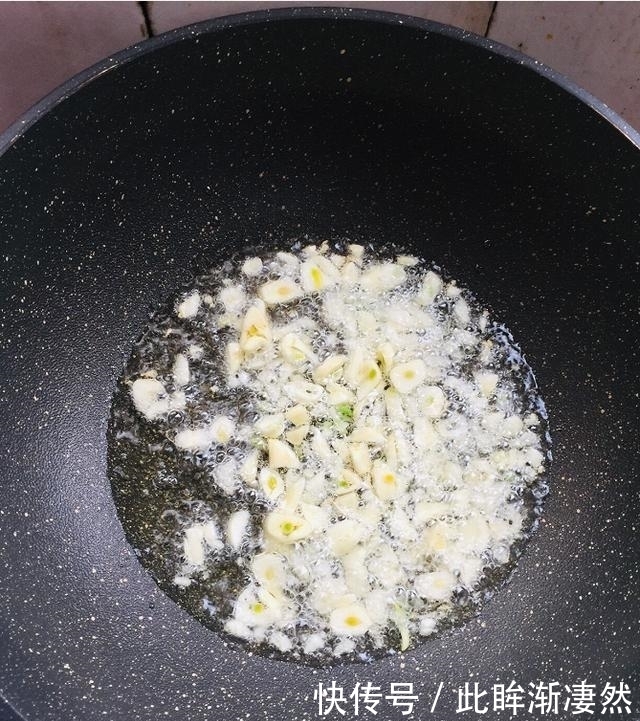 食用|西红柿炖豆腐，美味特下饭，汤汁泡米饭，熊孩子能吃两大碗！