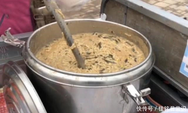 路边|大妈路边卖大碗面4元一份,路人嫌脏,识货的人大早就排队