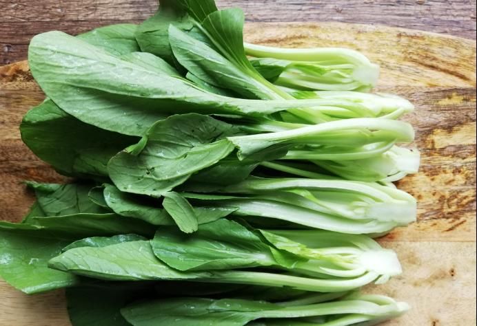  饭店|饭店的香菇油菜为啥那么好吃？原来大厨这样做，难怪比家里的好吃