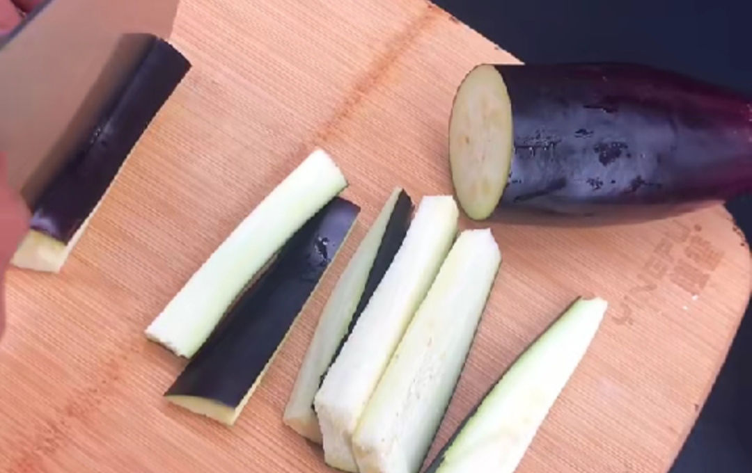  五花肉|1块五花肉，1个茄子，大厨教大家做一道肉末茄子，软软的特下米饭