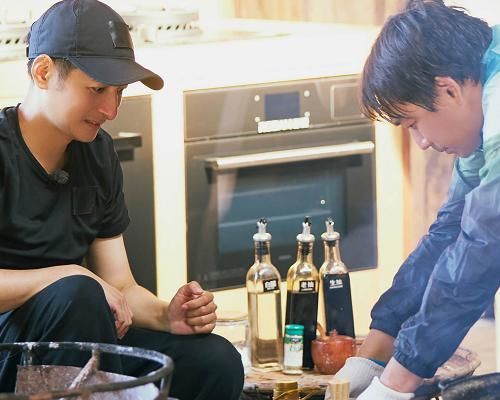  节目组|向往对餐桌打马赛克，并非节目组故设悬念，而是为00后考虑太多