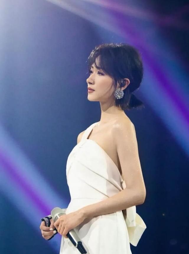  金晨|《浪姐》总决赛姐姐穿婚纱亮相，张雨绮头纱绝美，却被金晨抢风头