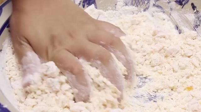  简单|红薯和花生这样做营养又简单，特别的好吃，比面包还要松软