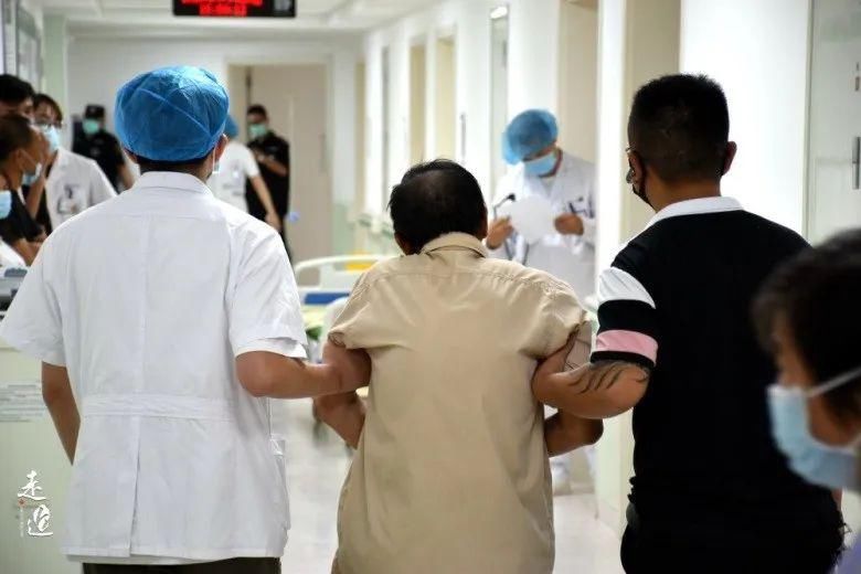  火场|噩耗传来：两进火场救子的爸爸，去世了……