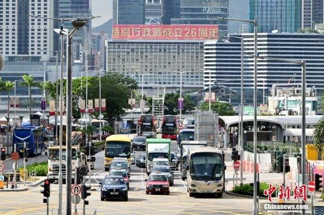 香港多区街头庆回归祖国26周年气氛浓